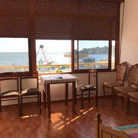 Beachfront & Park View Apartment *