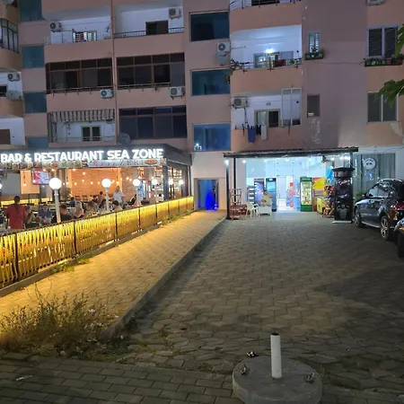 Beachfront & Park View Lejlighed *