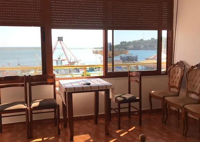 Beachfront & Park View Lejlighed *